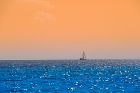 夏日唯美黄昏大海帆船图片